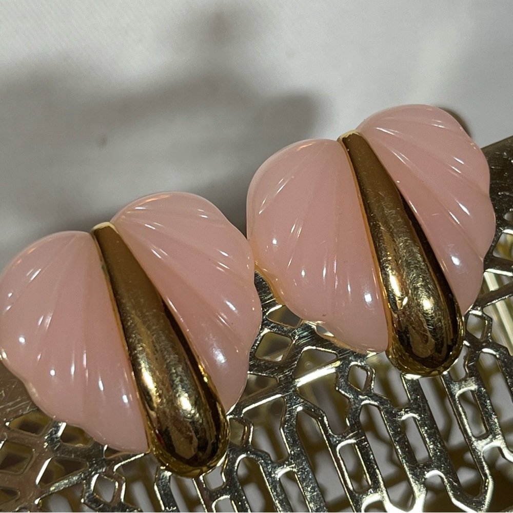 Vintage 80 90 Retro Maximalism Deco pink Lucite Heart Gold Mobwife Earrings - Picture 11 of 15